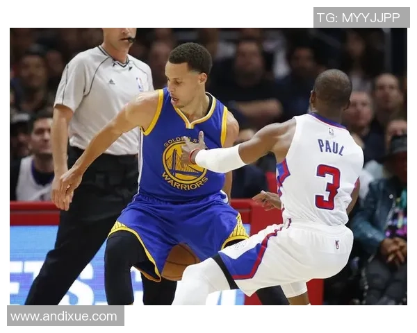 库里追逐的足球明星究竟是谁让球迷们热议不已 库里追逐的足球明星究竟是谁让球迷们热议不已