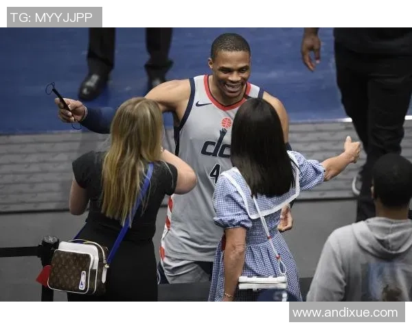 球迷对足球明星的热爱与追捧背后的心理因素探讨 球迷对足球明星的热爱与追捧背后的心理因素探讨